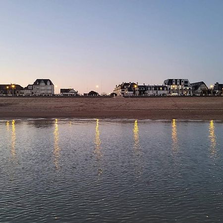 Studio Avec Terrasse, Parking Prive Et Acces Direct A La Plage - Fr-1-465-86 Merville-Franceville-Plage Exteriér fotografie
